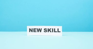 Yeni beceri işareti, ilerleme, gelişme ve eğitim kavramı, bir hedefe sahip olmak, çevrimiçi öğrenme, bilgi güç stratejisidir 