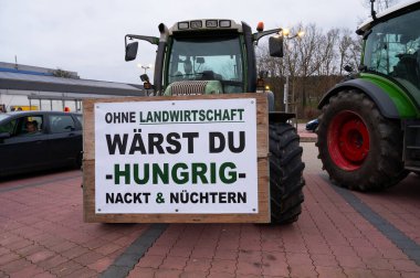 Çiftçi protestosu, hükümetin tarım dizel ve araç vergisi muafiyetlerini kaldırma planını kınamak, traktörlerle birlikte 8. 2024 'te Almanya' nın Trier kentinde gösteri yapmak.