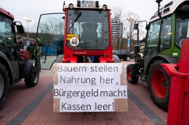 Çiftçi protestosu, hükümetin tarım dizel ve araç vergisi muafiyetlerini kaldırma planını kınamak, traktörlerle birlikte 8. 2024 'te Almanya' nın Trier kentinde gösteri yapmak.
