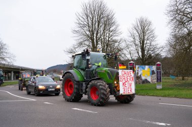 Çiftçi protestosu, hükümetin tarım dizel ve araç vergisi muafiyetlerini kaldırma planını kınamak, traktörlerle birlikte 8. 2024 'te Almanya' nın Trier kentinde gösteri yapmak.