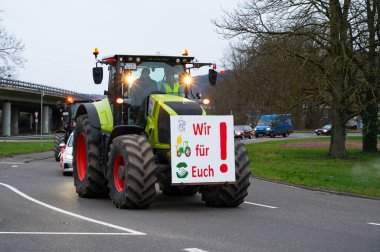 Çiftçi protestosu, hükümetin tarım dizel ve araç vergisi muafiyetlerini kaldırma planını kınamak, traktörlerle birlikte 8. 2024 'te Almanya' nın Trier kentinde gösteri yapmak.