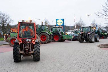 Çiftçi protestosu, hükümetin tarım dizel ve araç vergisi muafiyetlerini kaldırma planını kınamak, traktörlerle birlikte 8. 2024 'te Almanya' nın Trier kentinde gösteri yapmak.