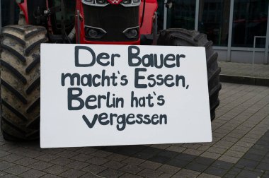 Çiftçi protestosu, hükümetin tarım dizel ve araç vergisi muafiyetlerini kaldırma planını kınamak, traktörlerle birlikte 8. 2024 'te Almanya' nın Trier kentinde gösteri yapmak.