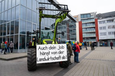 Çiftçi protestosu, hükümetin tarım dizel ve araç vergisi muafiyetlerini kaldırma planını kınamak, traktörlerle birlikte 8. 2024 'te Almanya' nın Trier kentinde gösteri yapmak.