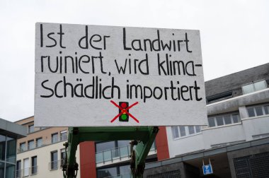 Çiftçi protestosu, hükümetin tarım dizel ve araç vergisi muafiyetlerini kaldırma planını kınamak, traktörlerle birlikte 8. 2024 'te Almanya' nın Trier kentinde gösteri yapmak.