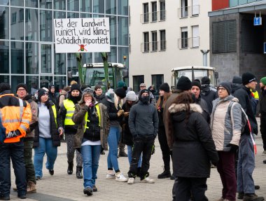 Çiftçi protestosu, hükümetin tarım dizel ve araç vergisi muafiyetlerini kaldırma planını kınamak, traktörlerle birlikte 8. 2024 'te Almanya' nın Trier kentinde gösteri yapmak.