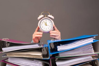 Alarm saati dosya klasörlerinin yanında duruyor, yanma, yanma, stres ve aşırı çalışma, işte baskı, son teslim tarihi 