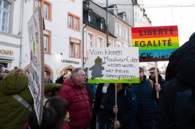 Trier, Almanya 'da sağ görüşlü AFD' ye karşı protesto, 28.01.2024, insan hakları için gösteri, ayrımcılık ve ırkçılık yok, çeşitlilik, insani yardım, çok ırklı kalabalık