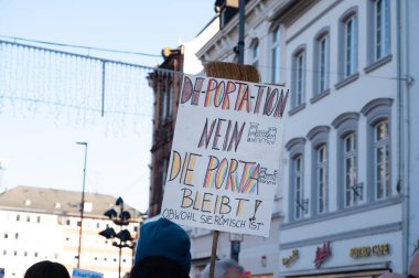 Trier, Almanya 'da sağ görüşlü AFD' ye karşı protesto, 28.01.2024, insan hakları için gösteri, ayrımcılık ve ırkçılık yok, çeşitlilik, insani yardım, çok ırklı kalabalık