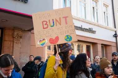 Trier, Almanya 'da sağ görüşlü AFD' ye karşı protesto, 28.01.2024, insan hakları için gösteri, ayrımcılık ve ırkçılık yok, çeşitlilik, insani yardım, çok ırklı kalabalık