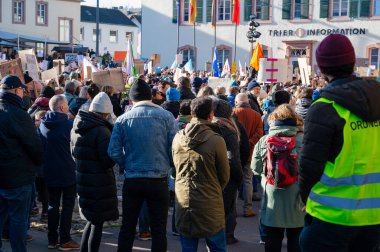 Trier, Almanya 'da sağ görüşlü AFD' ye karşı protesto, 28.01.2024, insan hakları için gösteri, ayrımcılık ve ırkçılık yok, çeşitlilik, insani yardım, çok ırklı kalabalık