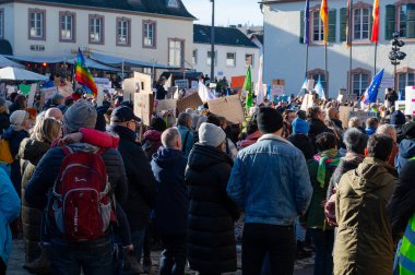 Trier, Almanya 'da sağ görüşlü AFD' ye karşı protesto, 28.01.2024, insan hakları için gösteri, ayrımcılık ve ırkçılık yok, çeşitlilik, insani yardım, çok ırklı kalabalık