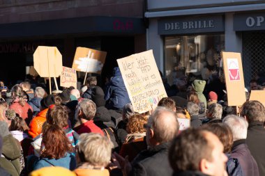 Trier, Almanya 'da sağ görüşlü AFD' ye karşı protesto, 28.01.2024, insan hakları için gösteri, ayrımcılık ve ırkçılık yok, çeşitlilik, insani yardım, çok ırklı kalabalık