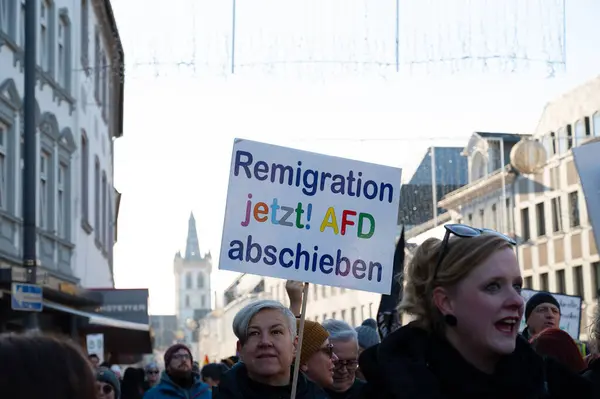 Trier, Almanya 'da sağ görüşlü AFD' ye karşı protesto, 28.01.2024, insan hakları için gösteri, ayrımcılık ve ırkçılık yok, çeşitlilik, insani yardım, çok ırklı kalabalık