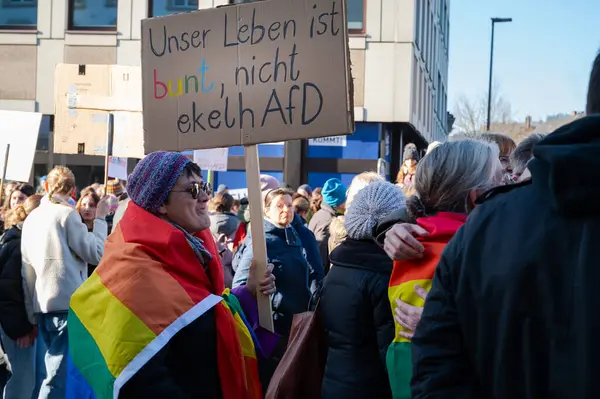Trier, Almanya 'da sağ görüşlü AFD' ye karşı protesto, 28.01.2024, insan hakları için gösteri, ayrımcılık ve ırkçılık yok, çeşitlilik, insani yardım, çok ırklı kalabalık