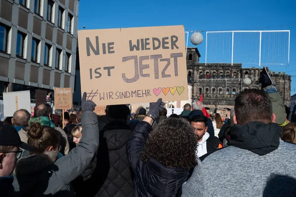Trier, Almanya 'da sağ görüşlü AFD' ye karşı protesto, 28.01.2024, insan hakları için gösteri, ayrımcılık ve ırkçılık yok, çeşitlilik, insani yardım, çok ırklı kalabalık