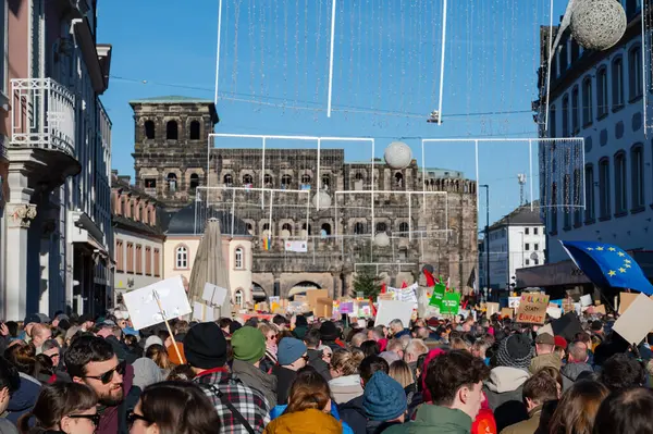 Trier, Almanya 'da sağ görüşlü AFD' ye karşı protesto, 28.01.2024, insan hakları için gösteri, ayrımcılık ve ırkçılık yok, çeşitlilik, insani yardım, çok ırklı kalabalık
