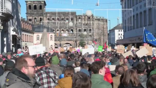 在德国特里尔抗议右翼武装部队 2024年1月28日 抗议人权示威 反对歧视和种族主义 多样性 人道主义和多族裔人群 — 图库视频影像