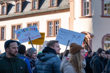 Trier, Almanya 'da sağ görüşlü AFD' ye karşı protesto, 28.01.2024, insan hakları için gösteri, ayrımcılık ve ırkçılık yok, çeşitlilik, insani yardım, çok ırklı kalabalık