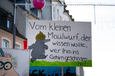 Trier, Almanya 'da sağ görüşlü AFD' ye karşı protesto, 28.01.2024, insan hakları için gösteri, ayrımcılık ve ırkçılık yok, çeşitlilik, insani yardım, çok ırklı kalabalık