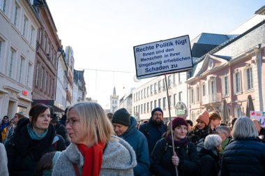 Trier, Almanya 'da sağ görüşlü AFD' ye karşı protesto, 28.01.2024, insan hakları için gösteri, ayrımcılık ve ırkçılık yok, çeşitlilik, insani yardım, çok ırklı kalabalık
