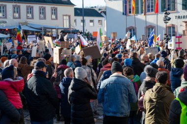 Trier, Almanya 'da sağ görüşlü AFD' ye karşı protesto, 28.01.2024, insan hakları için gösteri, ayrımcılık ve ırkçılık yok, çeşitlilik, insani yardım, çok ırklı kalabalık