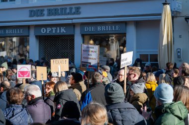 Trier, Almanya 'da sağ görüşlü AFD' ye karşı protesto, 28.01.2024, insan hakları için gösteri, ayrımcılık ve ırkçılık yok, çeşitlilik, insani yardım, çok ırklı kalabalık