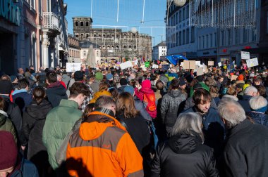 Trier, Almanya 'da sağ görüşlü AFD' ye karşı protesto, 28.01.2024, insan hakları için gösteri, ayrımcılık ve ırkçılık yok, çeşitlilik, insani yardım, çok ırklı kalabalık