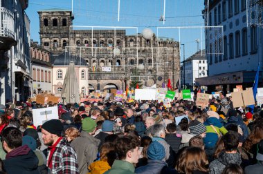 Trier, Almanya 'da sağ görüşlü AFD' ye karşı protesto, 28.01.2024, insan hakları için gösteri, ayrımcılık ve ırkçılık yok, çeşitlilik, insani yardım, çok ırklı kalabalık