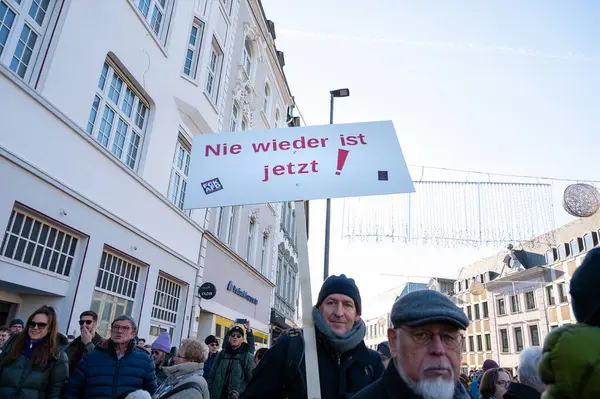 Trier, Almanya 'da sağ görüşlü AFD' ye karşı protesto, 28.01.2024, insan hakları için gösteri, ayrımcılık ve ırkçılık yok, çeşitlilik, insani yardım, çok ırklı kalabalık