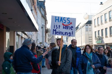 Trier, Almanya 'da sağ görüşlü AFD' ye karşı protesto, 28.01.2024, insan hakları için gösteri, ayrımcılık ve ırkçılık yok, çeşitlilik, insani yardım, çok ırklı kalabalık