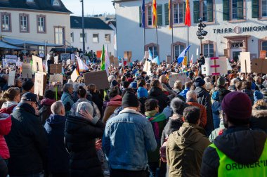 Trier, Almanya 'da sağ görüşlü AFD' ye karşı protesto, 28.01.2024, insan hakları için gösteri, ayrımcılık ve ırkçılık yok, çeşitlilik, insani yardım, çok ırklı kalabalık