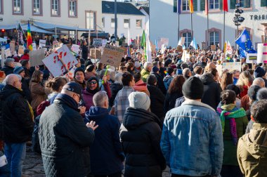Trier, Almanya 'da sağ görüşlü AFD' ye karşı protesto, 28.01.2024, insan hakları için gösteri, ayrımcılık ve ırkçılık yok, çeşitlilik, insani yardım, çok ırklı kalabalık