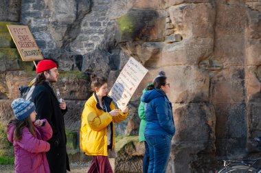 Trier, Almanya 'da sağ görüşlü AFD' ye karşı protesto, 28.01.2024, insan hakları için gösteri, ayrımcılık ve ırkçılık yok, çeşitlilik, insani yardım, çok ırklı kalabalık