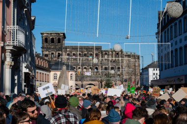 Trier, Almanya 'da sağ görüşlü AFD' ye karşı protesto, 28.01.2024, insan hakları için gösteri, ayrımcılık ve ırkçılık yok, çeşitlilik, insani yardım, çok ırklı kalabalık
