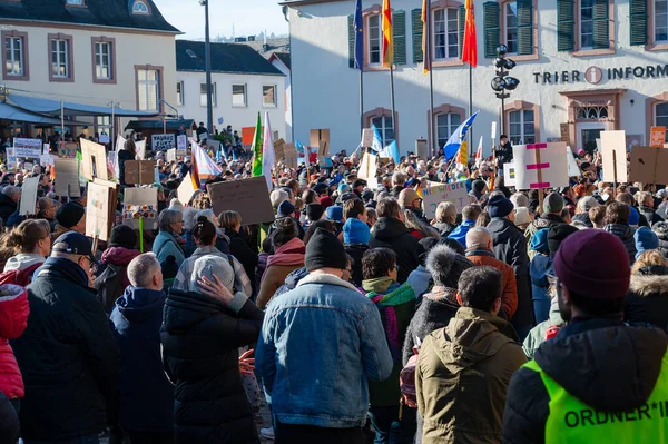 Trier, Almanya 'da sağ görüşlü AFD' ye karşı protesto, 28.01.2024, insan hakları için gösteri, ayrımcılık ve ırkçılık yok, çeşitlilik, insani yardım, çok ırklı kalabalık