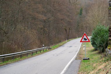 Kurbağa yumurtlama tabelalarına geçiyor, amfibi hayvanlarının çiftleşme mevsimini uyarıyor, vahşi yaşam tehlikede, ilkbaharda göç ediyor.