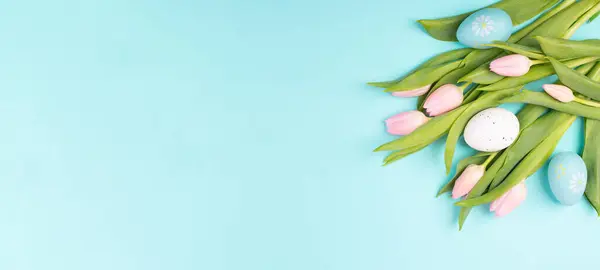 Nest Mit Kleinen Eiern Rosa Tulpen Ostergrußkarte Frühlingszeit — Stockfoto