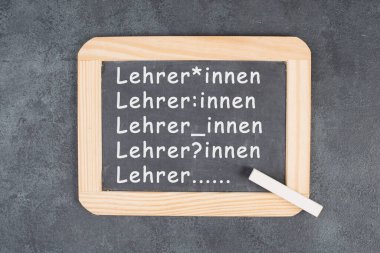 Almanca, cinsiyet yıldızı, eşitlik, bütünleşme ve iletişimde Lehrer olarak adlandırılan öğretmenin kadın, erkek ve çeşitli kimliklerine hitap eden cinsiyet dili