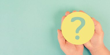 Soru işareti kağıdı, eğitim ve iş konsepti, cevap arayan beyin, fikir üreten beyin fırtınası. 