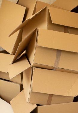 Birçok paket bir depoda, online alışveriş, ulaşım endüstrisi, ambalaj, nakliye şirketi 