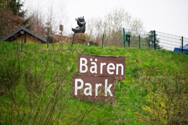 Almanya, Kara Orman 'daki Bad Rippoldsau-Schapbach' taki Bear Park tabelası vahşi yaşamı korumak için bozayı kurtarma istasyonu, hayvanları tutsaklıktan korumak için 30.03.2024