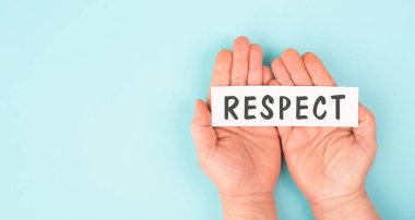 Saygı kelimesi bir kağıt, sorumluluk, hoşgörü ve gelişim, insan ilişkisi ve etkileşimi, kapsama ve çeşitlilik üzerine kuruludur. 