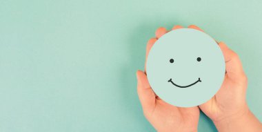 Mutlu gülen yüz, ruh sağlığı konsepti, olumlu düşünce ve tavır, duygu, destek ve değerlendirme 