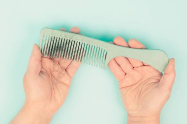 Saç dökülmesi, sağlık sorunu, yaşlanma sorunu, stres veya enfeksiyon kaynaklı alopecia areata, saç fırçası.