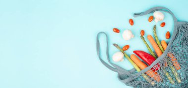 Sebzeli ağ torbası, alışveriş bakkalı, sağlıklı gıda malzemeleri, kuşkonmaz filizi, mantar, havuç ve domates, sıfır atık 