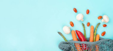 Kuşkonmaz filizi, mantar, havuç ve domates, sıfır atık, sebzeli ağ torbası, alışveriş bakkalı, sağlıklı gıda malzemeleri.