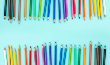 Renkli kalem koleksiyonu, okula dönüş, malzeme çizimi, kopya alanı olan mavi arkaplan