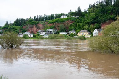 Moselle Nehri taşkını, Rhineland 'deki Trier Derebeyi, sel basmış ağaçlar ve yollar, yüksek su seviyesi, iklim değişikliği 