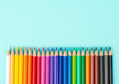 Renkli kalem koleksiyonu, okula dönüş, malzeme çizimi, kopya alanı olan mavi arkaplan